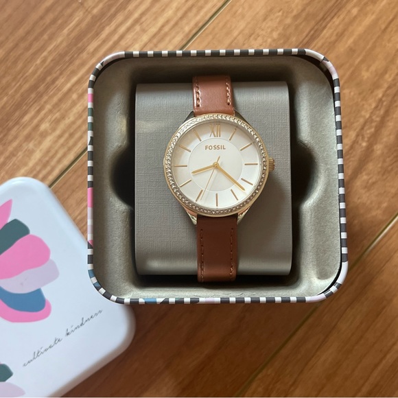 Woman’s Rose Gold Fossil Watch. - Picture 2 of 3